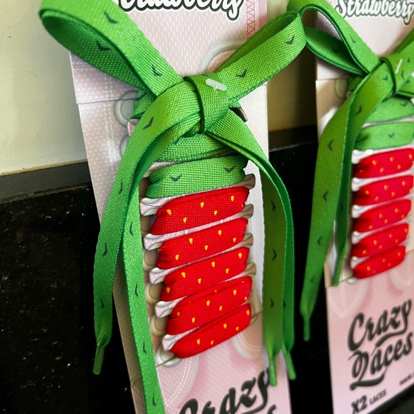 New Vintage Strawberry Crazy Laces with Green Bows - Set of Two - Picture 5 of 6